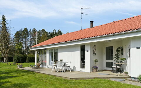 Soti - 350M from the Sea: Bygning, Vindue, Hus, Hjem, Tag, Sommerhus, Boligområde, Land Lot, Dør, Estate