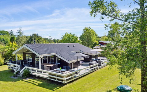 Alruna - 350M from the Sea: Møbel, Indretning, Gulvbelægning, Etage, Loft, Værelse, Stol, Bord, Lejlighed, Køkken & Spisebord