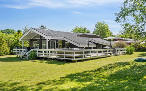Alruna - 350M from the Sea: Møbel, Indretning, Gulvbelægning, Etage, Loft, Værelse, Stol, Bord, Lejlighed, Køkken & Spisebord