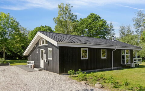 Alruna - 350M from the Sea: Møbel, Indretning, Gulvbelægning, Etage, Loft, Værelse, Stol, Bord, Lejlighed, Køkken & Spisebord