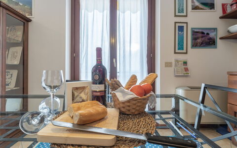 Casale Al Mare: Mad, Bordservice, Billedramme, Bord, Møbel, Azure, Træ, Drinkware, Textile, Indretning
