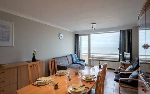 Seaview Getaway Belgium: Bord, Møbel, Ejendom, Stol, Træ, Belysning, Bygning, Couch, Etage