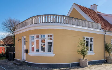 Yorick - 300M from the Sea: Træ, Tag, Arkitektur, Hjem, Hus, Sommerhus, Sidespor, Hårdttræ, Hældning, Estate