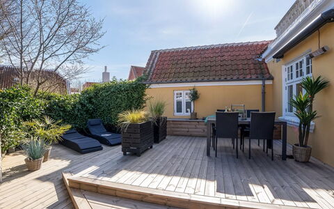 Yorick - 300M from the Sea: Træ, Tag, Arkitektur, Hjem, Hus, Sommerhus, Sidespor, Hårdttræ, Hældning, Estate