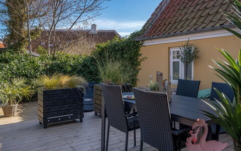 Yorick - 300M from the Sea: Træ, Tag, Arkitektur, Hjem, Hus, Sommerhus, Sidespor, Hårdttræ, Hældning, Estate