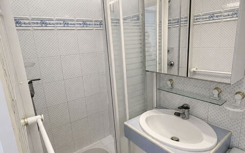 Deauville-Trouville 642: Sanitærarmatur, Badeværelse, Badeværelsesvask, Etage, Gulvbelægning, Toilet, Vvs, Håndvask, Bruser, Toiletbræt