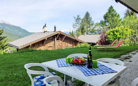Chalet Papillon: Himmel, Plante, Ejendom, Bord, Natur, Sky, Botanik, Bordservice, Træ, Udendørs Møbler
