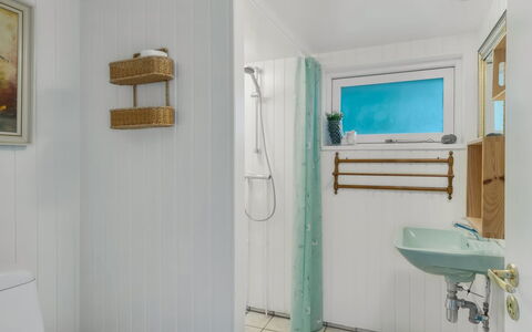 Stefanka - 225M from the Sea: Indretning, Gulvbelægning, Sanitærarmatur, Etage, Loft, Badeværelse, Værelse, Vvs, Tap, Håndvask