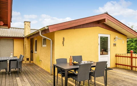 Stefanka - 225M from the Sea: Træ, Hus, Hjem, Møbel, Sommerhus, Dør, Bejdse, Skygge, Stol, Veranda