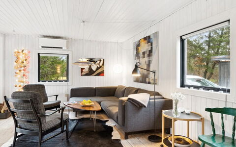 Iliane - 450M from the Sea: Træ, Tag, Arkitektur, Hjem, Hus, Sommerhus, Sidespor, Hårdttræ, Hældning, Estate