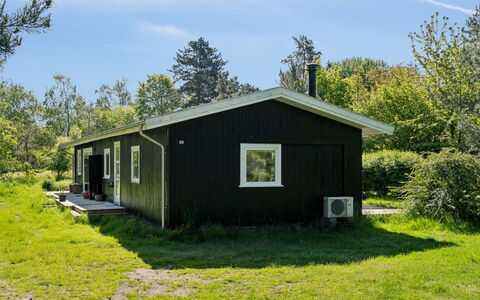 Iliane - 450M from the Sea: Træ, Tag, Arkitektur, Hjem, Hus, Sommerhus, Sidespor, Hårdttræ, Hældning, Estate