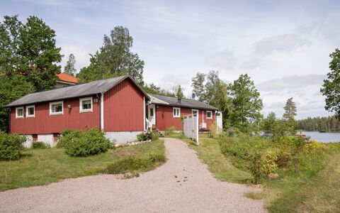 Lillsvängen: Plante, Sky, Himmel, Bygning, Vindue, Træ, Hus, Naturlige Landskab, Land Lot, Græs
