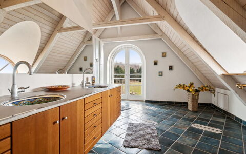 Herlek - 450M from the Sea: Gulvbelægning, Træ, Loft, Etage, Indretning, Trægulve, Køkken, Countertop, Hårdttræ, Cabinetry