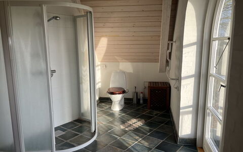 Herlek - 450M from the Sea: Gulvbelægning, Træ, Etage, Indretning, Sanitærarmatur, Værelse, Badeværelse, Flise, Vvs