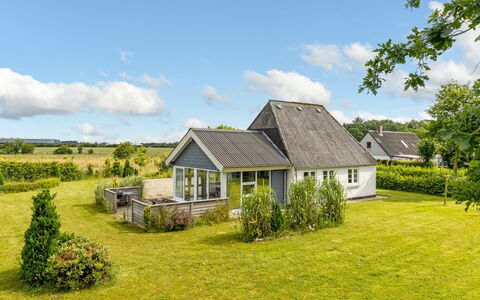 Thrine - 24Km from the Sea: Møbel, Indretning, Gulvbelægning, Etage, Loft, Værelse, Stol, Bord, Lejlighed, Køkken & Spisebord