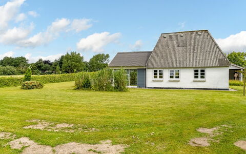 Thrine - 24Km from the Sea: Møbel, Indretning, Gulvbelægning, Etage, Loft, Værelse, Stol, Bord, Lejlighed, Køkken & Spisebord