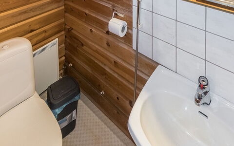 Aarnitupa: Badeværelsesvask, Sanitærarmatur, Træ, Gulvbelægning, Håndvask, Etage, Badeværelse, Tap, Indretning, Vvs