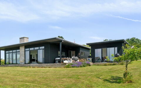 Niesina - 100M from the Sea: Træ, Tag, Arkitektur, Hjem, Hus, Sommerhus, Sidespor, Hårdttræ, Hældning, Estate
