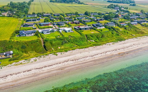 Niesina - 100M from the Sea: Indretning, Loft, Lejlighed, Gulvbelægning, Møbel, Etage, Værelse, Belysning, Hjem, Couch