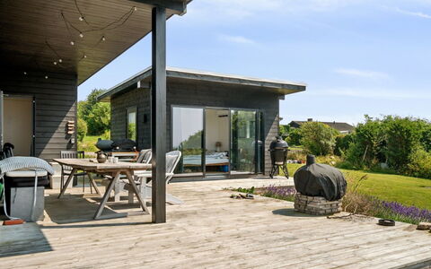 Niesina - 100M from the Sea: Indretning, Loft, Lejlighed, Gulvbelægning, Møbel, Etage, Værelse, Belysning, Hjem, Couch