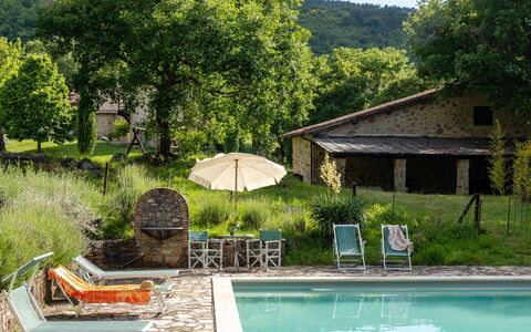 Villa Amiata: Vand, Plante, Ejendom, Bygning, Grøn, Natur, Paraply, Træ, Svømmepøl, Udendørs Møbler