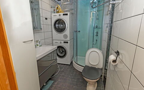 Pohjaslahdentie 17 a: Vaskemaskine, Vaskerum, Tørretumbler, Sanitærarmatur, Gulvbelægning, Etage, Håndvask, Vvs, Badeværelse, Toilet