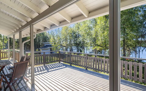 Pohjaslahdentie 17 a: Træ, Veranda, Trægulve, Gulvbelægning, Etage, Hårdttræ, Dæk, Loft, Hjem, Bejdse