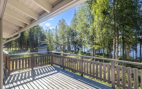 Pohjaslahdentie 17 B: Træ, Veranda, Hjem, Hårdttræ, Dæk, Planke, Sidespor, Skygge, Estate, Bejdse