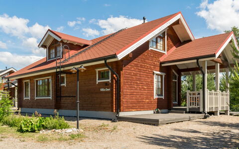Villa Onni: Seng, Møbel, Soveværelse, Indretning, Sengetøj, Sengetøj, Gulvbelægning, Træ, Etage, Værelse