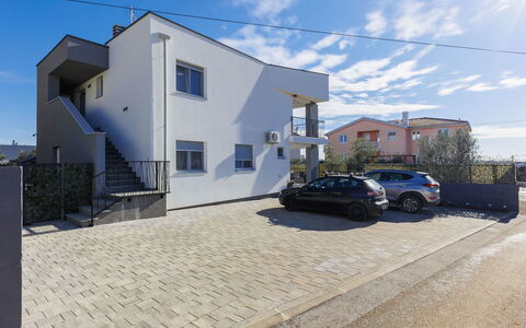 Umag Zambratija 441: Bygning, Daytime, Ejendom, Himmel, Vand, Plante, Vindue, Svømmepøl, Træ, Urban Design