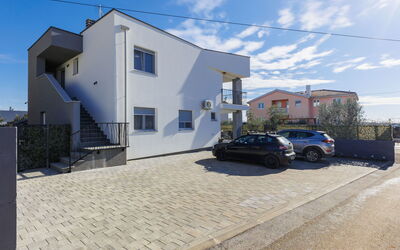 Umag Zambratija 441: Bygning, Daytime, Ejendom, Himmel, Vand, Plante, Vindue, Svømmepøl, Træ, Urban Design