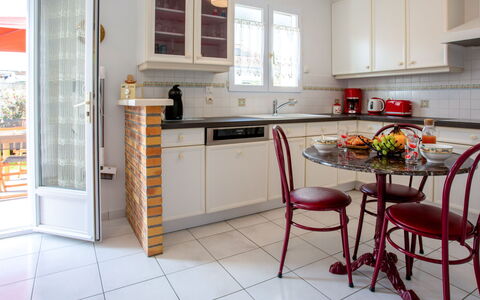 Les Pêcheries: Countertop, Cabinetry, Møbel, Ejendom, Vindue, Køkken Apparat, Køkken, Komfur, Træ, Indretning