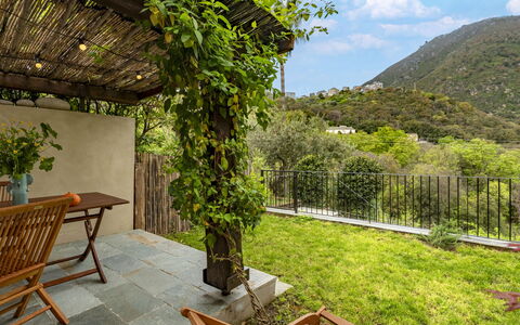 Casa Serena: Skygge, Udendørs Møbler, Bjergkæde, Have, Flise, Stol, Eco Hotel, Blomsterkrukke, Altan, Bejdse
