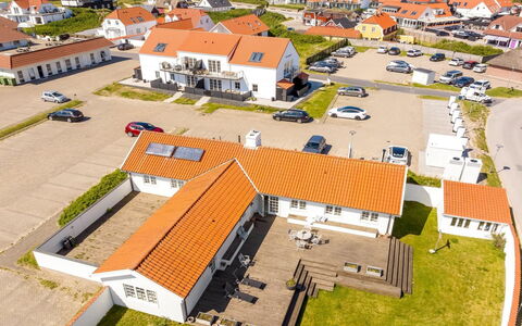 Jeppe - 200M from the Sea: Loft, Gulvbelægning, Indretning, Etage, Kompositmateriale, Møbel, Udvej, Hotel, Design, Dagslys