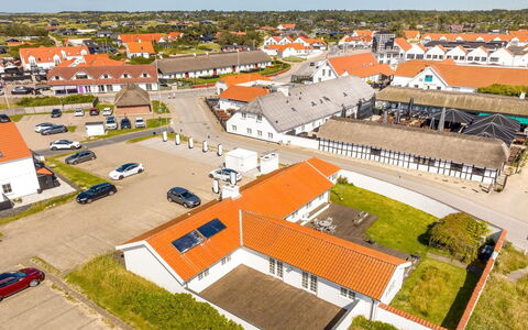 Jeppe - 200M from the Sea: Loft, Gulvbelægning, Indretning, Etage, Kompositmateriale, Møbel, Udvej, Hotel, Design, Dagslys
