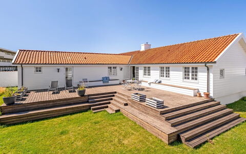 Jeppe - 200M from the Sea: Møbel, Indretning, Couch, Gulvbelægning, Etage, Stue, Værelse, Bord, Stol, Lejlighed