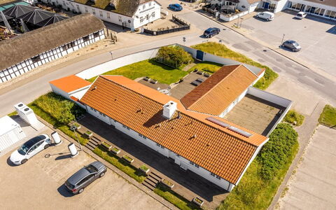 Jeppe - 200M from the Sea: Møbel, Indretning, Couch, Gulvbelægning, Etage, Stue, Værelse, Bord, Stol, Lejlighed