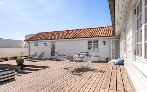 Jeppe - 200M from the Sea: Loft, Gulvbelægning, Indretning, Etage, Kompositmateriale, Møbel, Udvej, Hotel, Design, Dagslys
