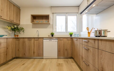 Sant Roc: Brun, Cabinetry, Countertop, Køkkenvask, Tap, Ejendom, Håndvask, Bygning, Køkken, Træ