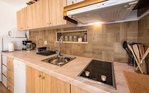 Ulika: Cabinetry, Countertop, Køkkenvask, Håndvask, Møbel, Tap, Køkken, Komfur, Træ, Indretning