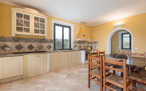 Le Cascate: Cabinetry, Møbel, Bygning, Countertop, Vindue, Træ, Indretning, Køkken, Hus, Bejdse