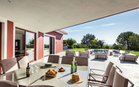 Recanto Murta V6 Vip Properties: Bord, Ejendom, Møbel, Stol, Blomsterkrukke, Plante, Bordservice, Himmel, Bygning, Skygge