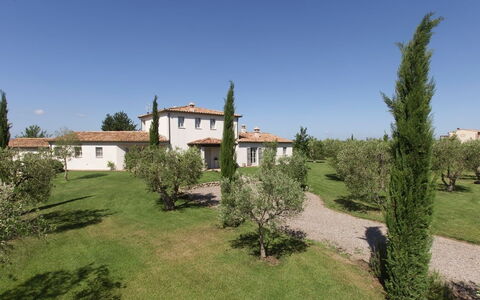 Villa Sant'andrea: Himmel, Plante, Vindue, Bygning, Træ, Land Lot, Hus, Naturlige Landskab, Boligområde, Græs