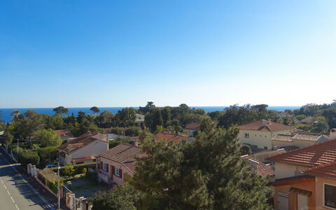 Les Calanques D'Azur: Plante, Bygning, Himmel, Vindue, Træ, Hus, Land Lot, Kvarter, Urban Design, Boligområde