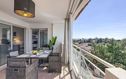 Les Calanques D'Azur: Møbel, Lejlighed, Etage, Gulvbelægning, Stol, Hjem, Altan, Køkken & Spisebord, Loft, Ejerlejlighed