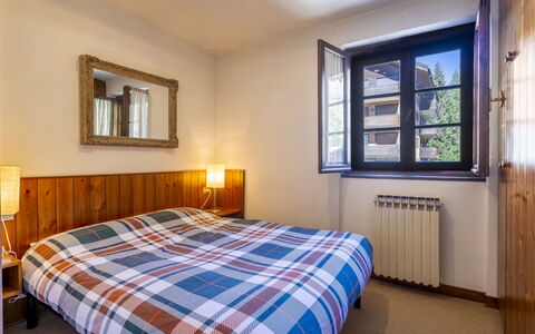 Masserini View Apartment: Væg, Træ, Soveværelse, Seng, Sengetøj, Indretning, Sengetøj, Møbel, Etage, Bed Frame
