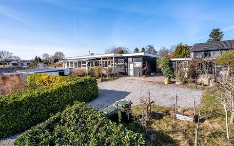 Sylvia - 450M from the Sea: Tag, Hjem, Dør, Sommerhus, Skygge, Sidespor, Gård, Estate, Backyard