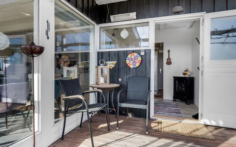 Sylvia - 450M from the Sea: Tag, Hjem, Dør, Sommerhus, Skygge, Sidespor, Gård, Estate, Backyard