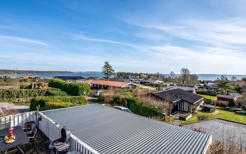 Sylvia - 450M from the Sea: Tag, Hjem, Dør, Sommerhus, Skygge, Sidespor, Gård, Estate, Backyard