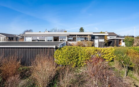 Sylvia - 450M from the Sea: Tag, Hjem, Dør, Sommerhus, Skygge, Sidespor, Gård, Estate, Backyard